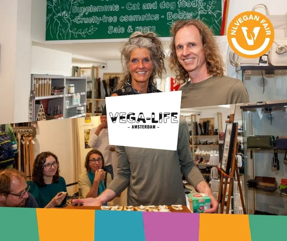 VEGA-LIFE_Veganfair_2026 De eigenaren van VEGA-LIFE met hun winkel vol vegan kleding, schoenen en artikelen. Daaronder een vegan kaas proeverij. Voorop hun logo en dat van NLVegan Fair.