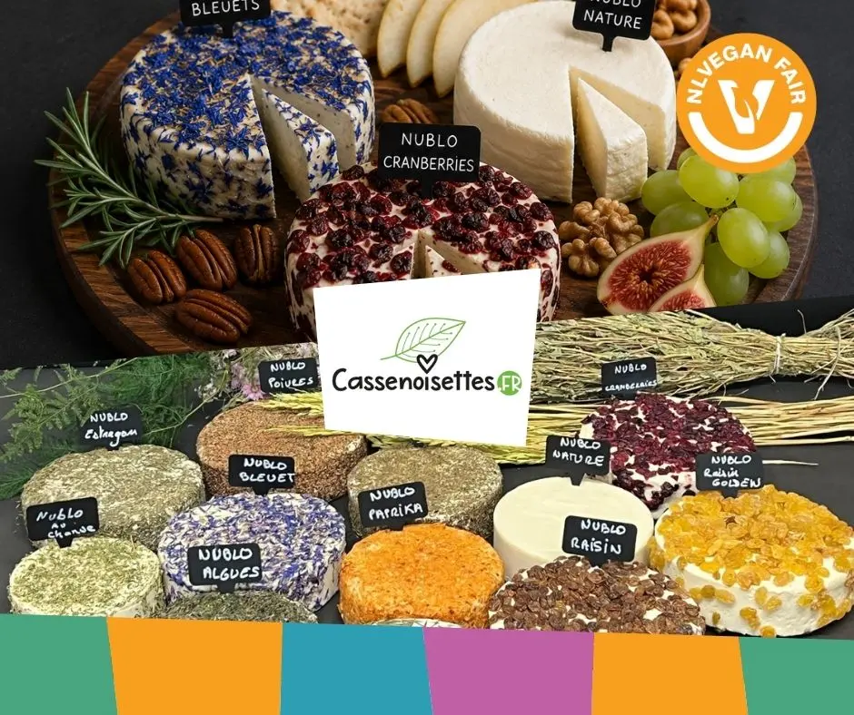 Afbeeldingen van diverse ronde Franse vegan kazen in verschillende smaken met daarvoor het logo van Cassenoisettes en dat van NLVegan Fari.