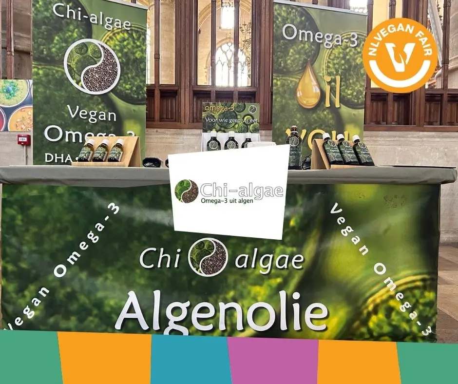 Afbeeldingen van posters en flesjes met Omega-3-algenolie met daarvoor het logo van Chi-Algae en het logo van NLVegan Fair.