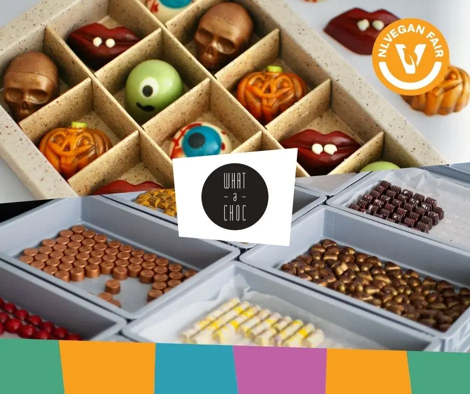 What a Choc_Veganfair_2026 Afbeeldingen van chocolaatjes waaronder halloweenchocolade met daarvoor het logo van What a Choc en het logo van NLVegan Fair.