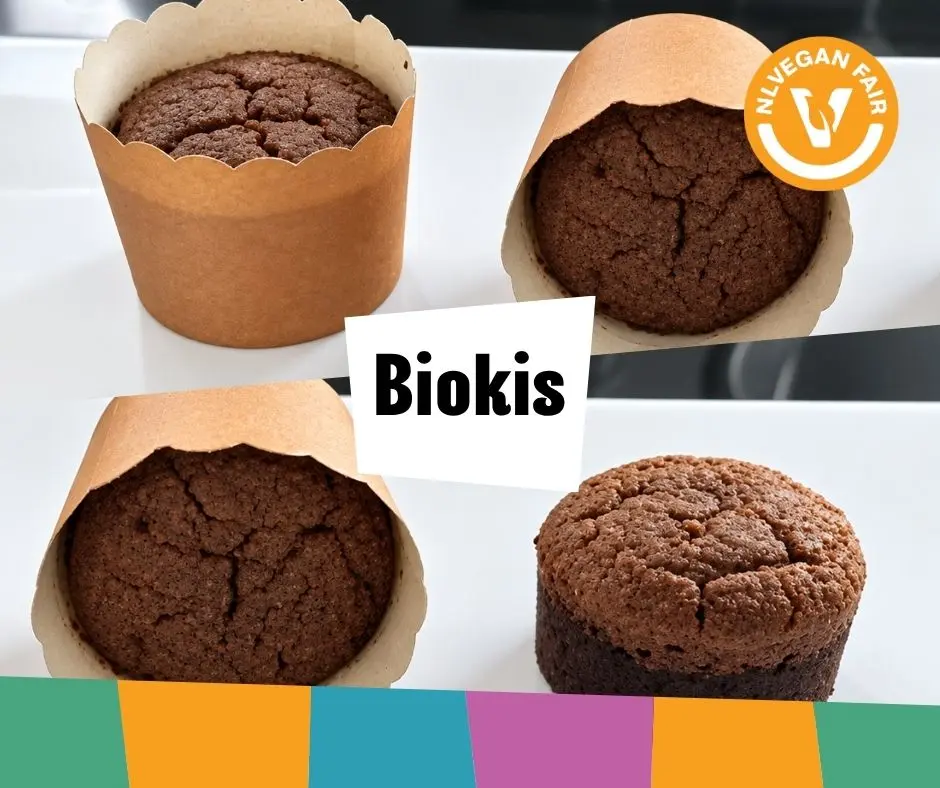 Vier baksels van Biokis met daarvoor hun logo en dat van NLVegan Fair.
