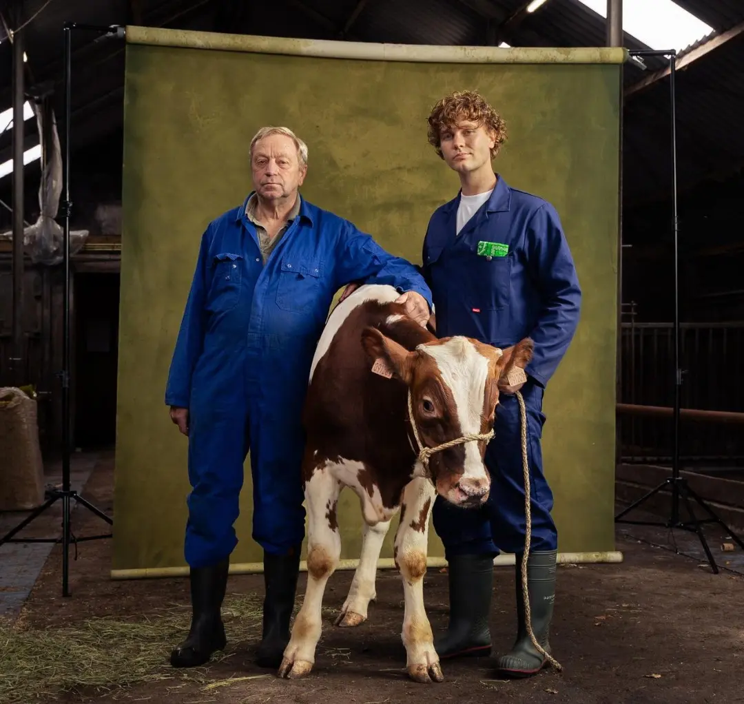 liesjes-hok-was-leeg Wouter Waayer en zijn vader poseren staand met een koe in boerenkledij.