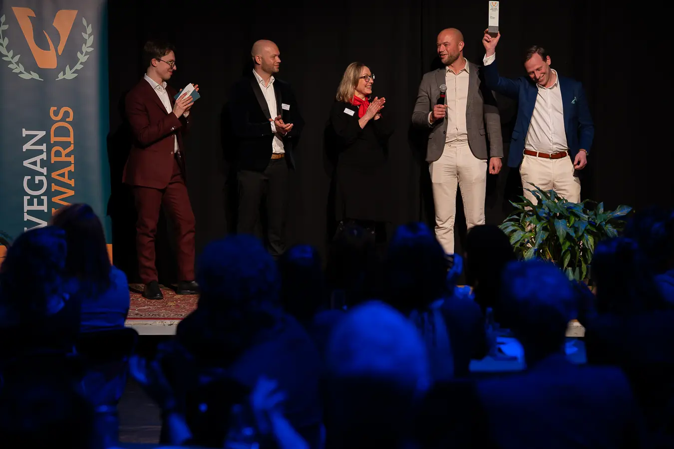 Cas en Kasper van van Cas & Kas staan blij op het podium met hun Vegan Award.