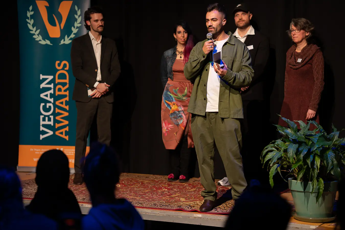 Plantbased Dennis geeft een speech na zijn Vegan Award te hebben ontvangen.