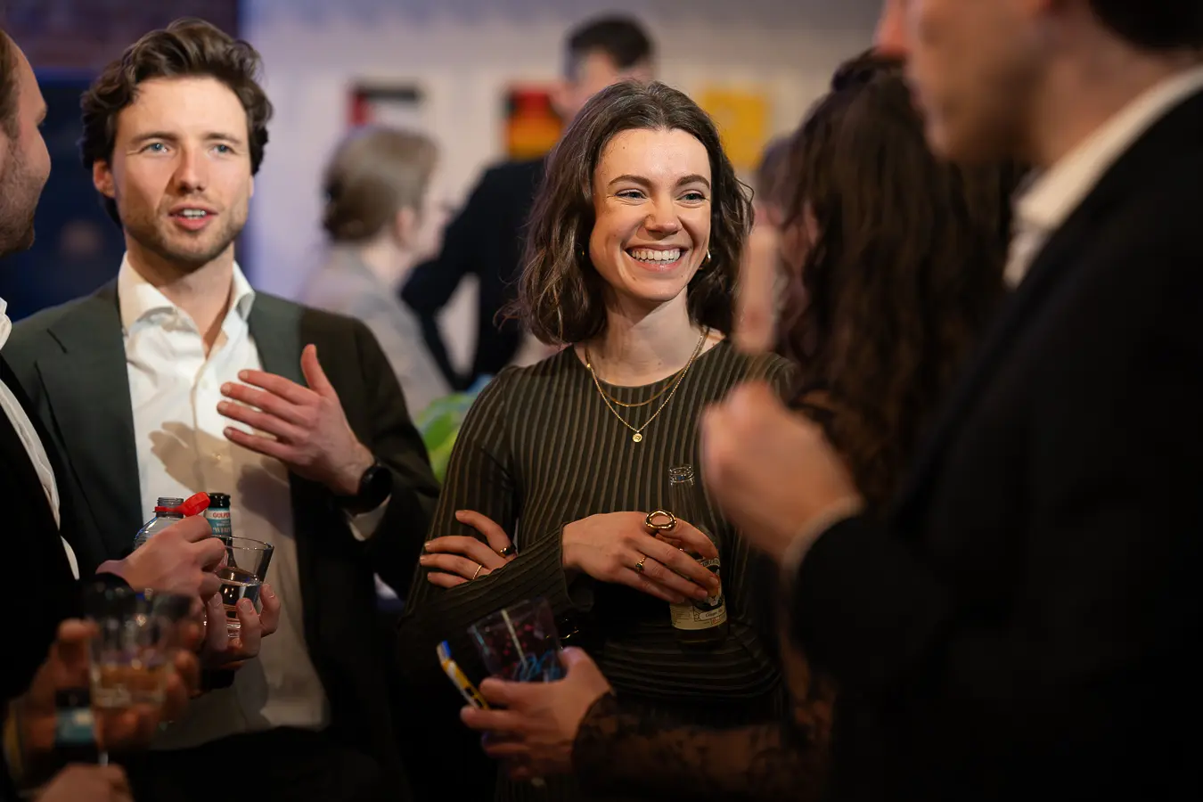 Close-up van lachende vrouw in gesprek op de Vegan Awards.