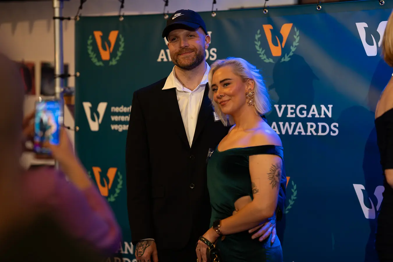 Foto van Joris de Kock met vriendin voor het Vegan Awards-doek.
