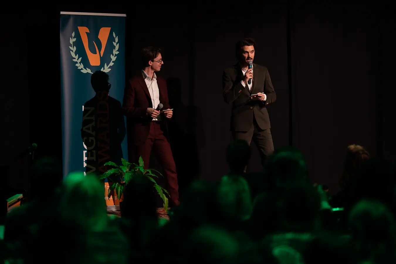 Axel Blom en Lars Bannink op het podium van Vegan Awards 2025.
