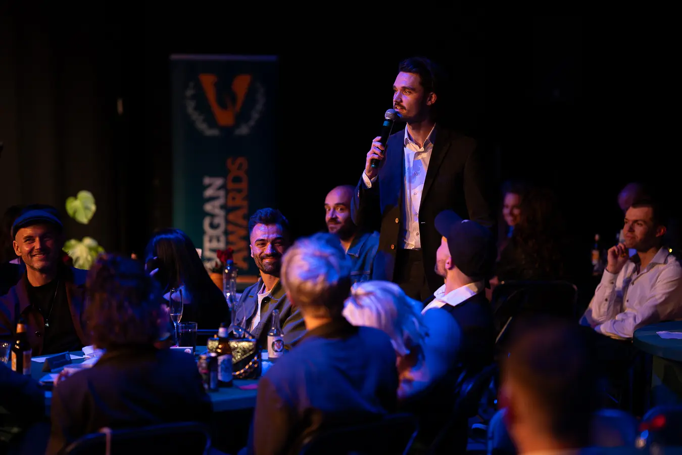 Lars Bunnink staat midden in het publiek te spreken.