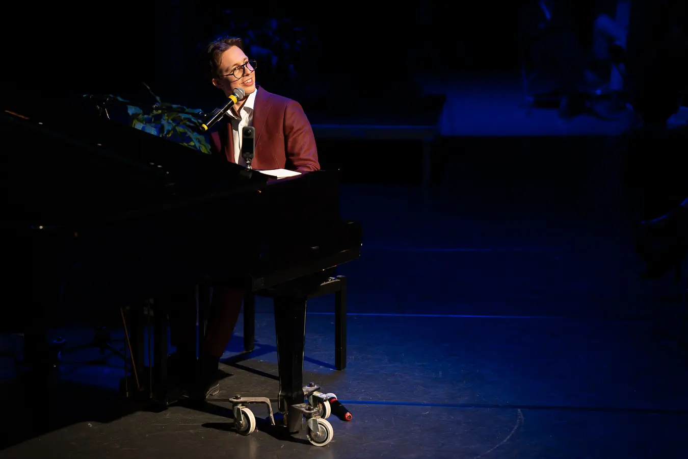 Axel Blom speelt piano en zingt richting het publiek.