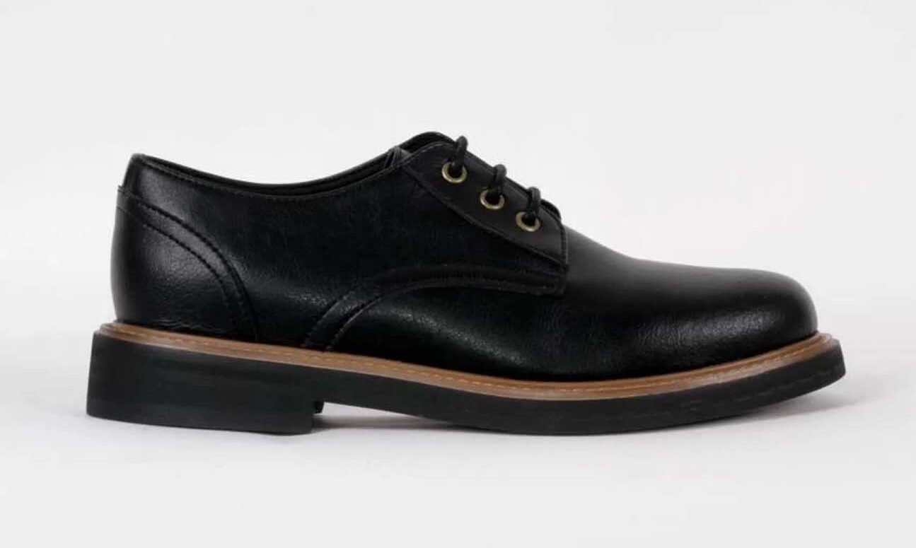 Zwarte leren mannen schoen met veters voor de webshop Sneaky Panda.